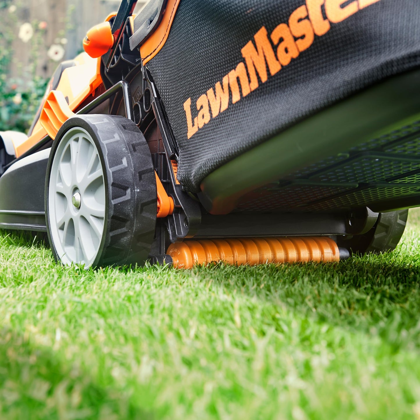 24V Cordless Lawn Mower, 34cm Cutting Width, 2×4Ah Batteries, Fast Charger, 32L Grass Box, 6 Cutting Heights – view 2